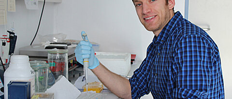 Der Biologie-Master-Student Taylor Stofflet in einem Labor der Biophysik. (Foto: Lena Köster)