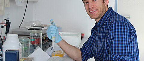 Taylor Stofflet, a master's student of biology, in a biophysics lab. (Photo: Lena Köster)