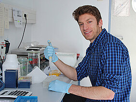 Taylor Stofflet, a master's student of biology, in a biophysics lab. (Photo: Lena Köster)