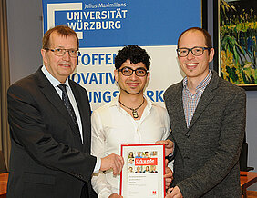 Universitätspräsident Alfred Forchel, Medizinstudent Hadi Al-Tawil und Daniel Wilhelm von der DKMS. (Foto: Robert Emmerich)