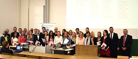 Die Absolventinnen und Absolventen des Sommersemesters 2016 mit Dekan Martin Stuflesser (2.v.r.), Prodekanin Barbara Schmitz (am Rednerpult) und Studiendekan Wolfgang Weiß (r.). (Foto: Michael Müller)