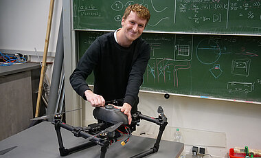 Julian Rothe mit einer der Drohnen, die in der ersten Phase des Projekts entwickelt wurden.