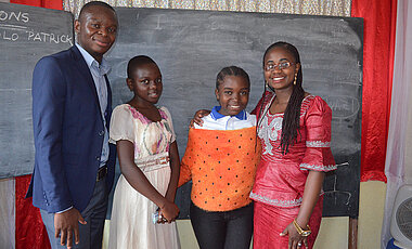 BEBUC-Stipendiaten, die ihrerseits jüngere Stipendiaten durch Patenschaften fördern: die Ärztin Sifa Nganza (rechts) mit Adèle Kavira und der Geologe Georges Muhindo mit Annette Kasambo.