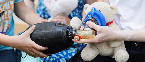 Vom 13. bis 15 Mai 2024 findet am Uniklinikum Würzburg die Teddyklinik statt, in der Kinder ihre kranken Kuscheltiere untersuchen und behandeln lassen können. 