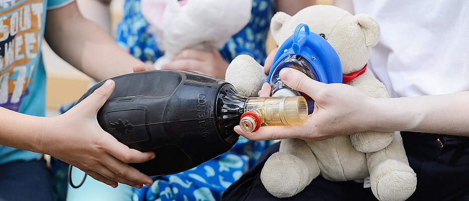 Vom 13. bis 15 Mai 2024 findet am Uniklinikum Würzburg die Teddyklinik statt, in der Kinder ihre kranken Kuscheltiere untersuchen und behandeln lassen können. 