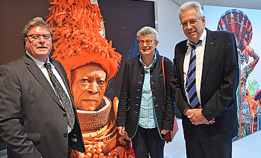 Sie eröffneten die Fotoausstellung „Afrikanische Dämmerung“ (v.l.): Würzburgs Bürgermeister Adolf Bauer, Uni-Vizepräsidentin Ulrike Holzgrabe und Stefan Oschmann vom Africa Festival.