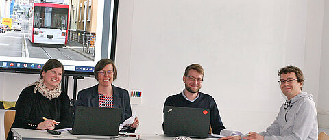 Das Projektteam (v.l.): Sandra Aufenanger (Stadt Würzburg), Christiane Gross (JMU), Luis Pototzky (Stadt Würzburg) und Micha Pastuschka (JMU). 