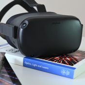 VR-Brille auf einem Buch mit dem Titel "Optics, Light and Lasers"