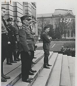 Rektor Reinmöller, mit Rektorkette und Uniform eines SA-Standartenführers, auf der Treppe zur Neuen Universität bei der Schließung der katholischen Fakultät 1935. (Diözesanarchiv Würzburg)