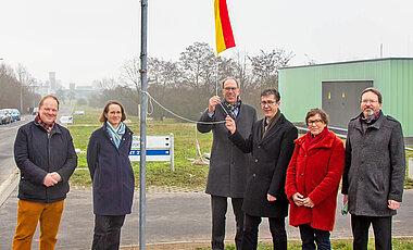 Unipräsident Paul Pauli (Mitte) und Oberbürgermeister Christian Schuchardt (4.v.r.) enthüllten das neue Straßenschild. Mit dabei (v.l): Dr. Axel Metz (Leiter Stadtarchiv) und Vizepräsidentin Anja Schlömerkemper. Von rechts: Dr. Markus Holtz (Leiter Universitätsarchiv) und die Universitätsfrauenbeauftragte Brigitte Burrichter.