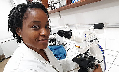 Kongo-relevante Forschung: Professorin Vivi Maketa untersucht Malariaparasiten in Blutausstrichen.