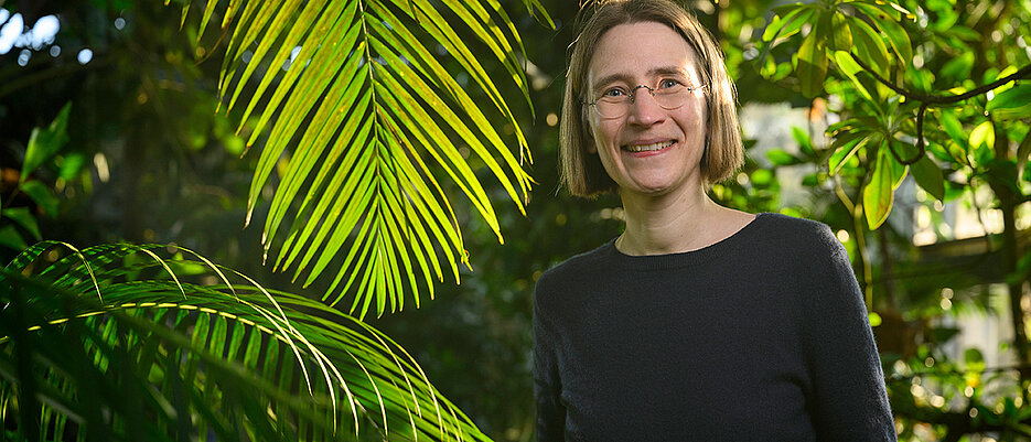 Professorin Katharina Markmann in einem Gewächshaus des Botanischen Gartens.