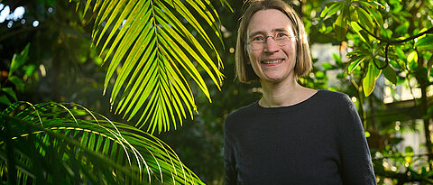 Professorin Katharina Markmann in einem Gewächshaus des Botanischen Gartens.