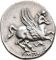 Hier sieht man eine Silbermünze mit einem Pferd mit Flügel. Der Kopf des Flügelpferdes besteht bei näherer Betrachtung aus einem nackten kauernden Männlein. 