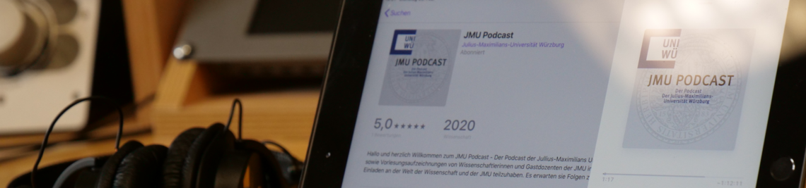 Ein Ipad zeigt die Podcast-Seite der Universität Würzburg.