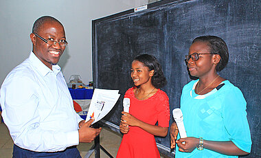 Anträge auf Mitgliedschaft im Förderverein fUNIKIN: die neuen BEBUC-Stipendiatinnen Glodie Mwema (Mitte) und Grâce Berorwoth (rechts) mit BEBUC-Professor Hypolite Mavoko.