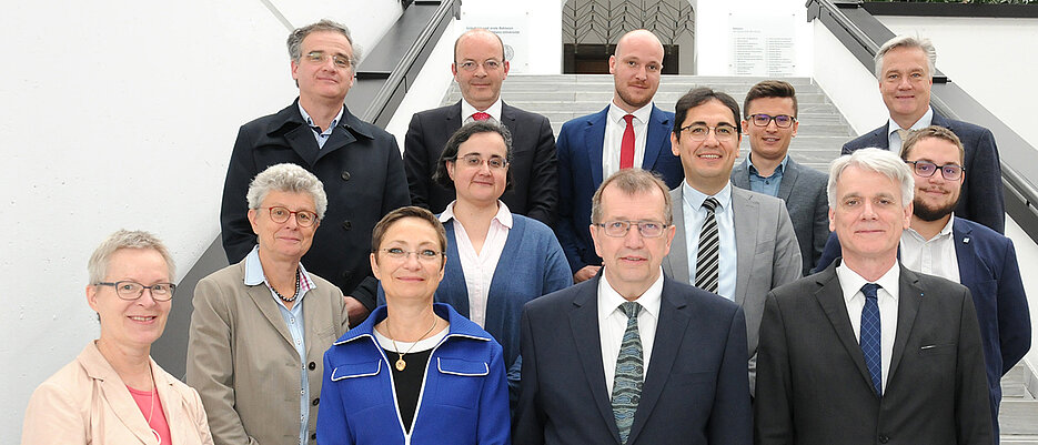 Deutsch-französisches Gruppenfoto mit vorne (von links): Barbara Sponholz, Nathalie Hauchard-Seguin (Kanzlerin), Alfred Forchel, Pierre Denise (Präsident). Mitte (von links): Ulrike Holzgrabe, Catherine-Amélie Chassin (Direktorin des Carré International), Baris Kabak, Damien Klaeyle (Studentischer Vizepräsident). Oben (von links): Lukas Worschech, Benoît Véron (Vizepräsident für Internationalisierung), Julien Bobineau, Cyril Mantoy (Mitarbeiter International Office), Josef Wilhelm (Präsidialbüro).