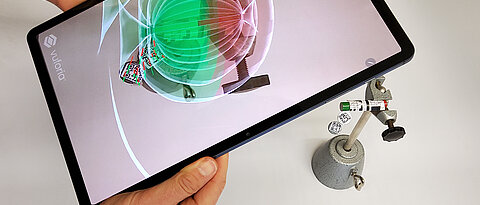 Mit dem Tablet wird eine AR-Anwendung zu Grundlagen des Magnetismus getestet. 