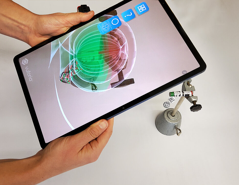 Mit dem Tablet wird eine AR-Anwendung zu Grundlagen des Magnetismus getestet. 