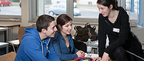 In Vorkursen unterstützen Studierende und Dozierende Studienanfänger an der Uni Würzburg. (Foto: Steffen Gebert)