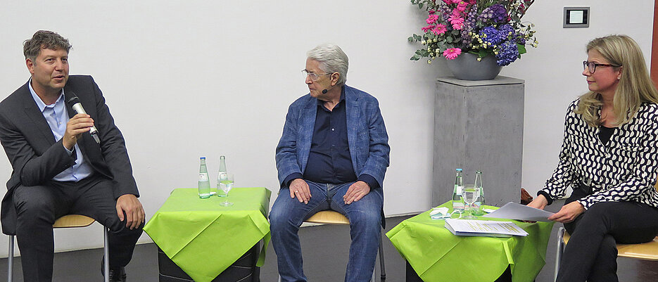 Jens Volkmann, Frank Elstner und Moderatorin Anke Faust bei der Buchpräsentation von „Dann zitter ich halt“.