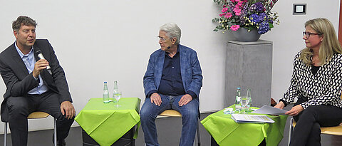 Jens Volkmann, Frank Elstner und Moderatorin Anke Faust bei der Buchpräsentation von „Dann zitter ich halt“.