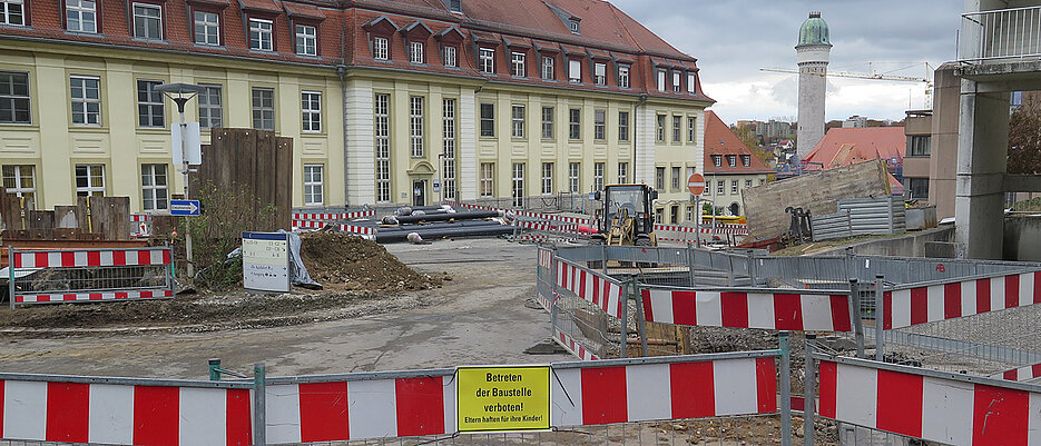 Baustellenabsperrung auf dem Gelände der Uniklinik.