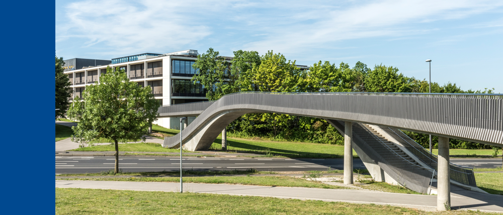 [Translate to Englisch:] Die Campusbrücke am Campus Hubland der Universität Würzburg.