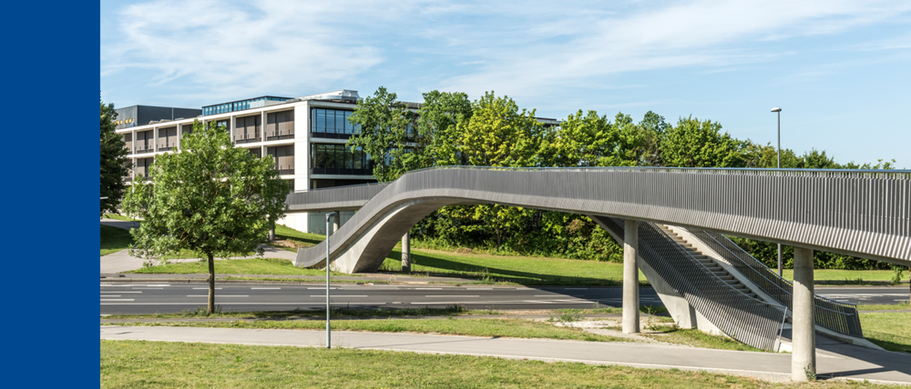 Die Campusbrücke am Campus Hubland der Universität Würzburg.