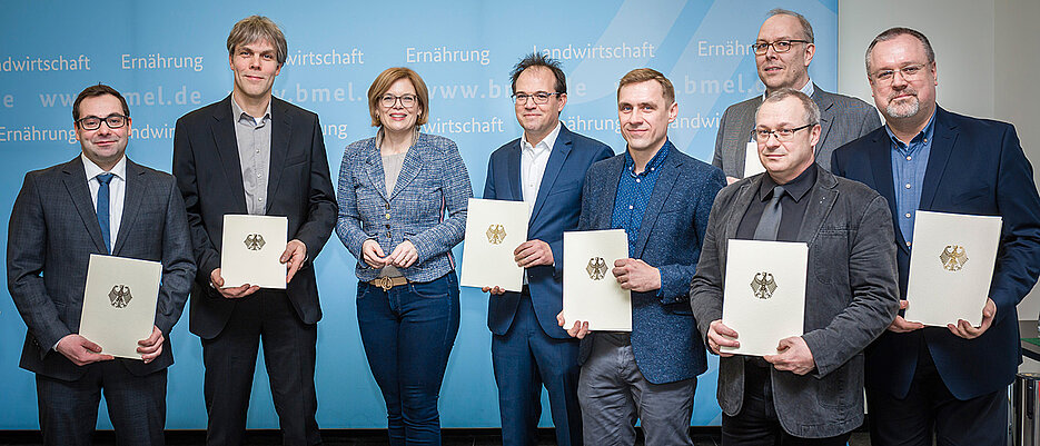 Der Würzburger Forscher Dr. Christian Hüttich (5.v.l.) mit dem AgriSens-Projektteam bei der Förderbescheidübergabe durch Bundeslandwirtschaftsministerin Julia Klöckner in Berlin.