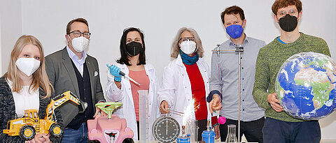 Nina Unshelm (l.) und Jonathan Grothaus (r.), Mitarbeitende an dem Projekt, und die Verantwortlichen (v.l.) Hans-Stefan Siller, Daniela Diefenbacher, Katja Weirauch und Markus Elsholz.