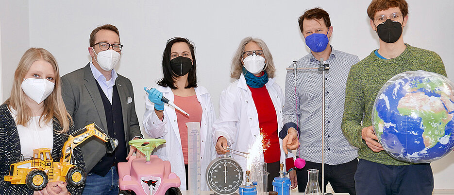 Nina Unshelm (l.) und Jonathan Grothaus (r.), Mitarbeitende an dem Projekt, und die Verantwortlichen (v.l.) Hans-Stefan Siller, Daniela Diefenbacher, Katja Weirauch und Markus Elsholz.