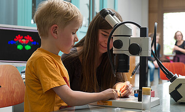 Natur und Wissenschaft entdecken: Schon die Jüngsten konnten scheinbar schwierige Themen, wie hier aus dem Bereich der Verhaltens- und Neurobiologie, selbst erforschen.