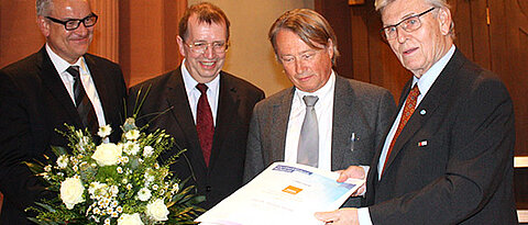 2014 hat Professor Thomas Hünig (2.v.r.) den Forschungsförderpreis der Vogel Stiftung Dr. Eckernkamp erhalten. Bei der Preisverleihung mit dabei waren (v.l.) David Brandstätter, Vorsitzender des Unibunds, Unipräsident Alfred Forchel und Kurt Eckernkam