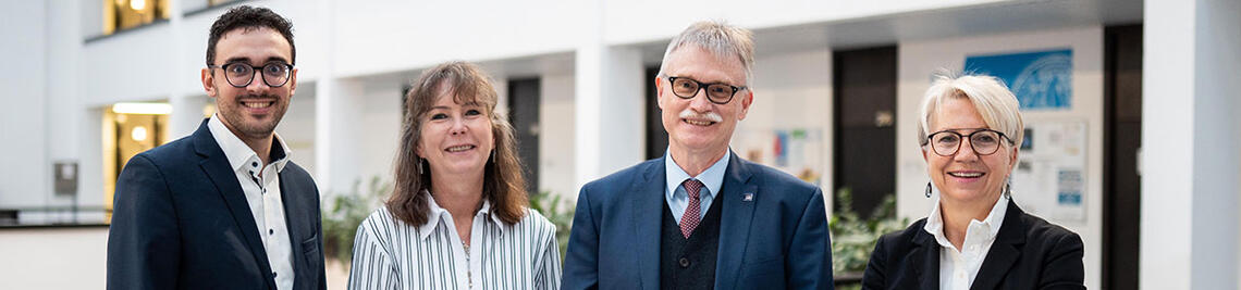 Gruppenfoto des Kanzlerbüros der Universität Würzburg (v. links: Alexej Holzmann, Elke Hartmann, Dr. Uwe Klug und Beatrix Kötzner).