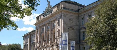 Von den Mittelkürzungen der bayerischen Staatsregierung ist auch die Universität Würzburg betroffen. Im Bild das Hauptgebäude der Universität am Sanderring. Foto: Robert Emmerich