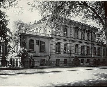 Physikalisches Institut in Würzburg 1927.