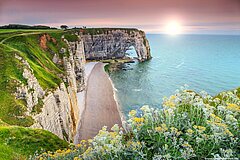 Blick auf die Kreidefelsen und das Meer bei Étretat in der Normandie.