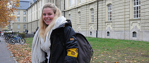 Im Universitätsgebäude am Wittelsbacherplatz hat Sonderpädagogik-Studentin Susanne Stedtfeld viele Lehrveranstaltungen. (Bild: Robert Emmerich / Uni Würzburg)