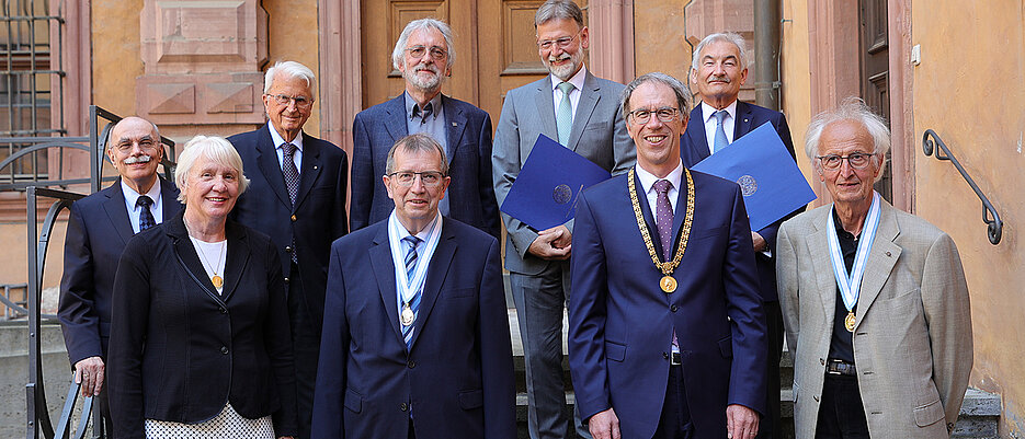 Universitätspräsident Paul Pauli mit den Persönlichkeiten, die beim Stiftungsfest 2022 in Präsenz geehrt wurden. Hinten von links Helmuth Schulze-Fielitz, August Heidland, Eberhard Rommel, Wolfgang Geise und Georg Ertl. Vorne von links Barbara Hahn, Alfred Forchel, Paul Pauli und Helmut Schwarz. 