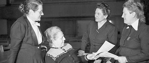 Bildzeile Die Mütter des Grundgesetzes 1949: Helene Wessel, Helene Weber, Frieda Nadig und Elisabeth Selbert. (Foto: Haus der Geschichte) 