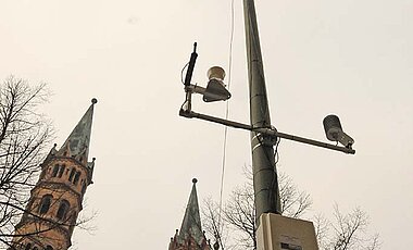 Die neue Wetterstation der Würzburger Uni-Geographie am Paradeplatz. (Foto: Robert Emmerich)