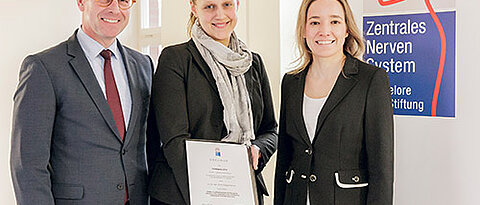 Preisverleihung in Berlin mit (v.l.): Christian Gerloff, Sarah Hopp-Krämer und Kristina Schröder. (Foto: Monique Wüstenhagen, ZNS – Hannelore Kohl Stiftung)