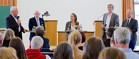 Die Teilnehmer der Podiumsdiskussion, in der Bildmitte Moderatorin Ilanit Spinner vom Bayerischen Rundfunk.