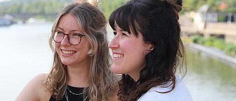 Jacqueline Sittig und Julia Hirsch (r.) haben die Idee für „Justitia – Kenne dein Recht“ entwickelt.