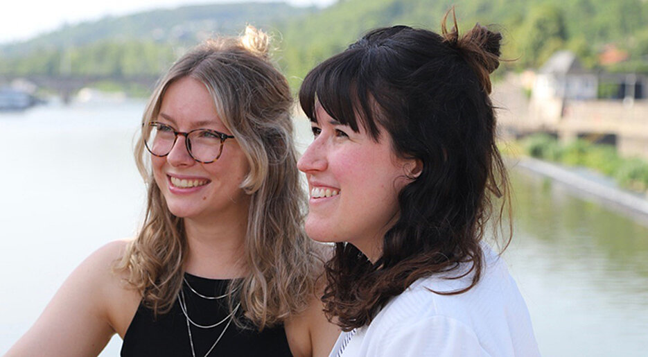 Jacqueline Sittig und Julia Hirsch (r.) haben die Idee für „Justitia – Kenne dein Recht“ entwickelt.