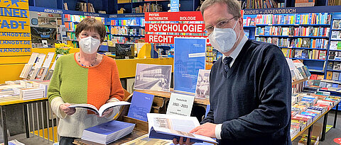 Festschrift-Autor Andreas Mettenleiter beim Verkaufsstart in der Buchhandlung Knodt mit Inhaberin Elisabeth Stein-Salomon.