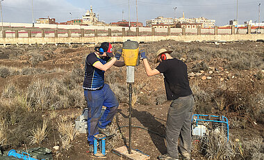 Philipp Garbe (links) und Julian Trappe bei einer Sedimentbohrung am Tempel der Bastet in Bubastis, Ägypten.