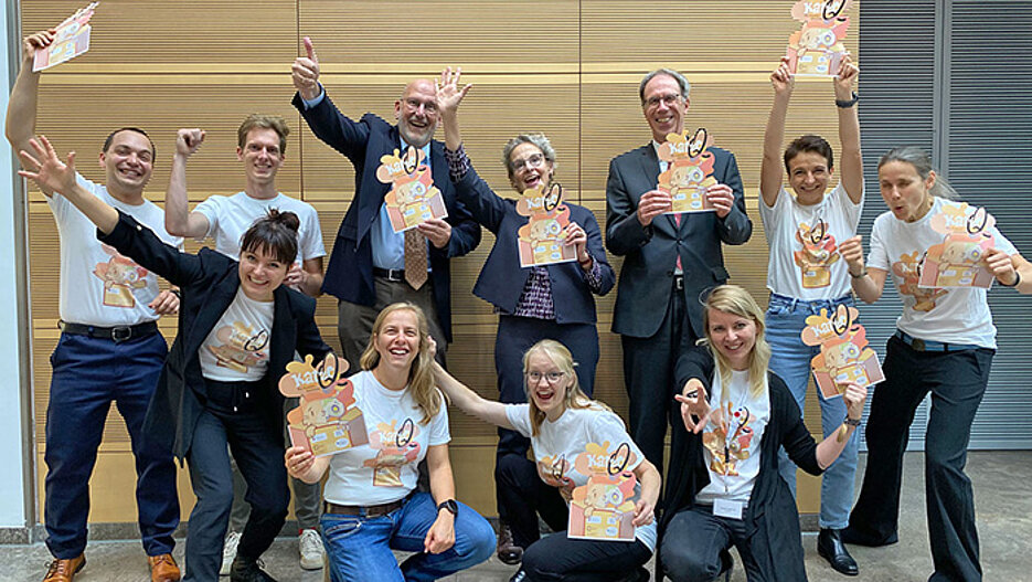 Ralph Claessen, Ursula Staudinger, and Paul Pauli (in the background, middle) and the entire Kitty Q team are delighted with the awards.