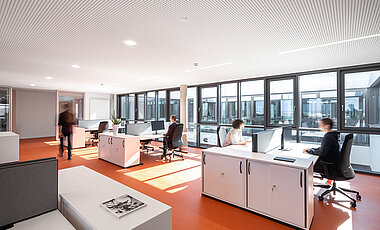 In den modernen Innenräumen sind sowohl Open-Space-Bereiche als auch klassische Büros zu finden. 